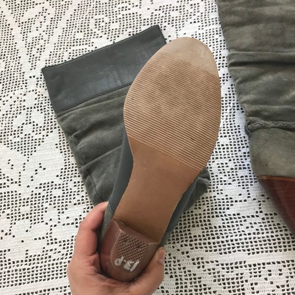 1980s KINNEY Gray Leather High Heeled Boots - Boho Boots - Wood Stacked Heel - Picture 7 of 9